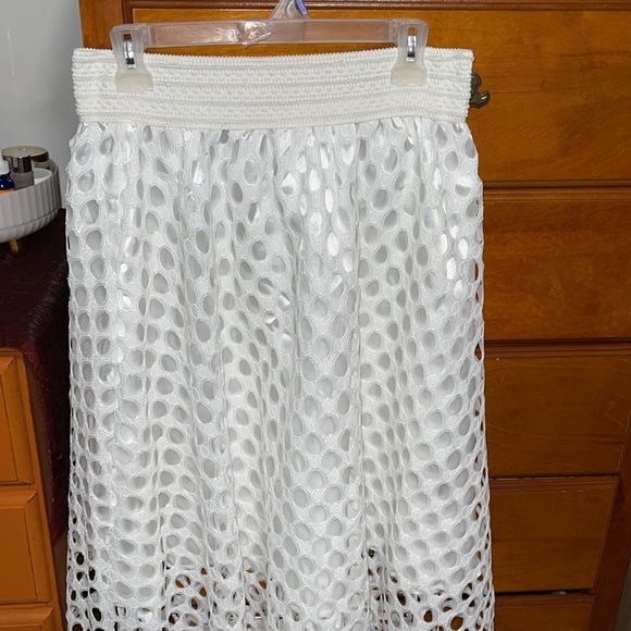 White colored skirt with stretchy waist band. - Picture 2 of 6